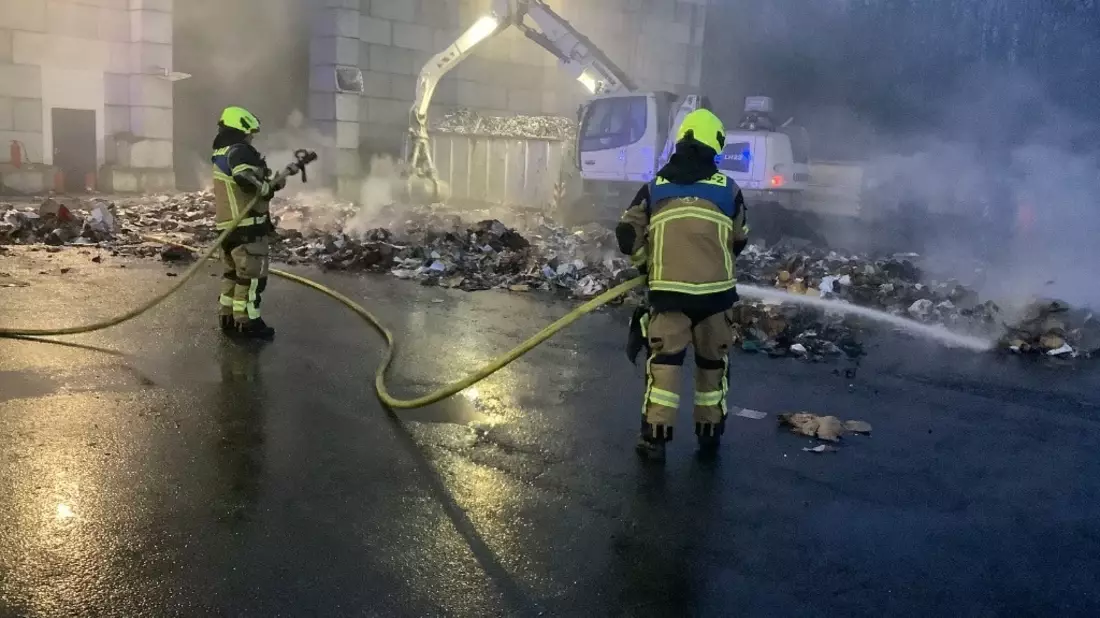 FW-OB: Folgemeldung der Feuerwehr Oberhausen zum Einsatz in der Lagerhalle: Einsatz der Feuerwehr Oberhausen wird noch Stunden andauern - Bild: presseportal.de