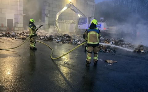 FW-OB: Folgemeldung der Feuerwehr Oberhausen zum Einsatz in der Lagerhalle: Einsatz der Feuerwehr Oberhausen wird noch Stunden andauern - Foto: presseportal.de