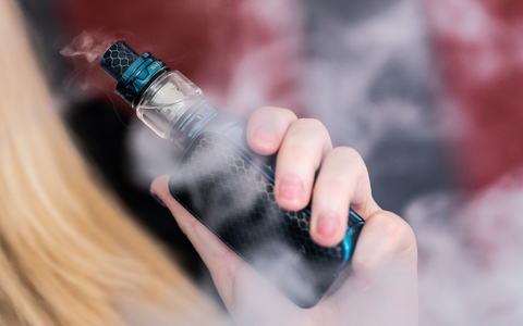 Vor allem bei jungen Menschen sind Vapes beliebt. (Symbolbild) - Foto: Silas Stein/dpa