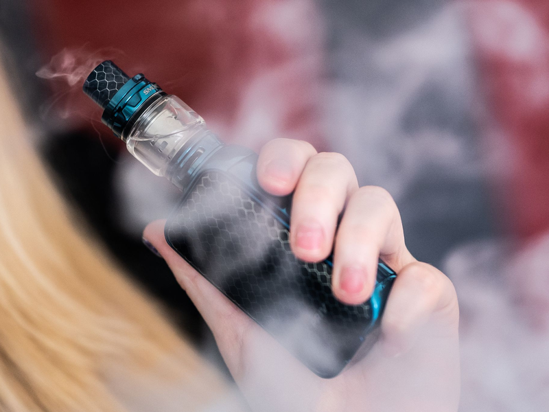 Vor allem bei jungen Menschen sind Vapes beliebt. (Symbolbild) - Foto: Silas Stein/dpa