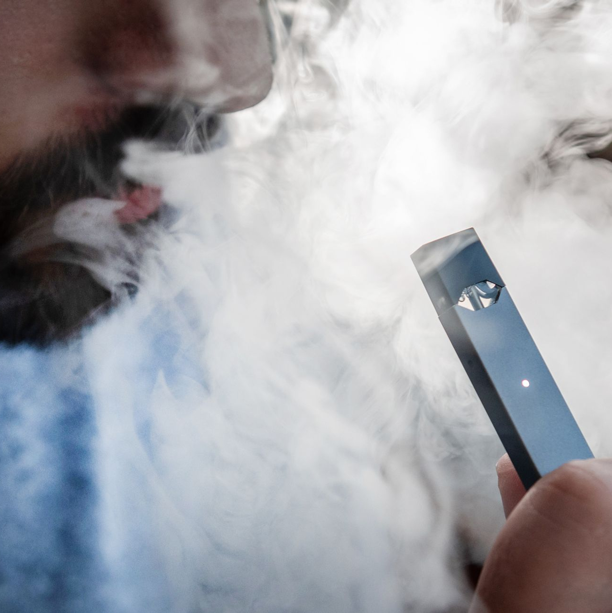 Gesundheitsexperten warnen vor Gefahren durch E-Zigaretten. (Symbolbild) - Foto: Fabian Strauch/dpa