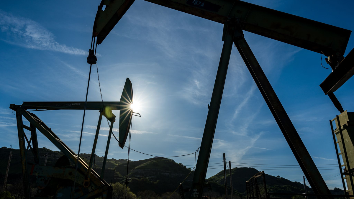 Mit dem Anstieg des Ölpreises drohen negative Folgen für die deutsche Wirtschaft (Archivbild) - Foto: Nic Coury/AP/dpa