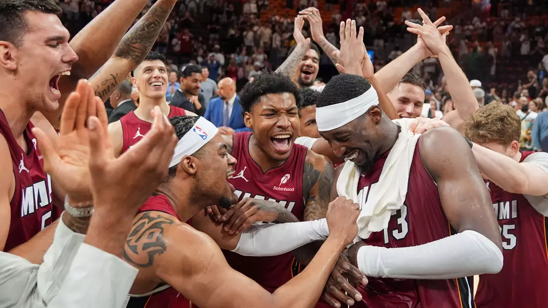 Bam Adebayo (rechts) wurde von Fans und Mitspielern für seine 83 Punkte gefeiert. - Bild: Rebecca Blackwell/AP/dpa