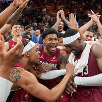 Bam Adebayo (rechts) wurde von Fans und Mitspielern für seine 83 Punkte gefeiert. - Foto: Rebecca Blackwell/AP/dpa