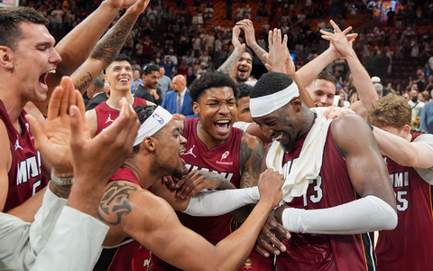 Bam Adebayo (rechts) wurde von Fans und Mitspielern für seine 83 Punkte gefeiert. - Foto: Rebecca Blackwell/AP/dpa