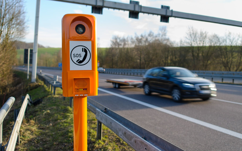 Die orangen Notrufsäulen entlang der Autobahnen waren seit Dienstagabend in ganz Deutschland gestört gewesen. (Archivbild) - Foto: Oliver Dietze/Oliver Dietze/dpa/dpa