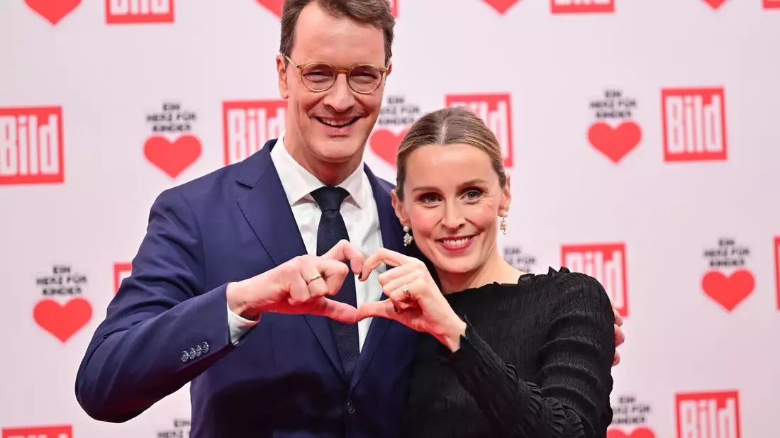 Hendrik Wüst (CDU) und seine damals noch schwangere Frau Katharina bei der Gala «Ein Herz für Kinder» (Archivfoto) - Bild: Sebastian Christoph Gollnow/dpa