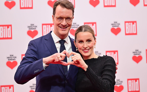 Hendrik Wüst (CDU) und seine damals noch schwangere Frau Katharina bei der Gala «Ein Herz für Kinder» (Archivfoto) - Foto: Sebastian Christoph Gollnow/dpa