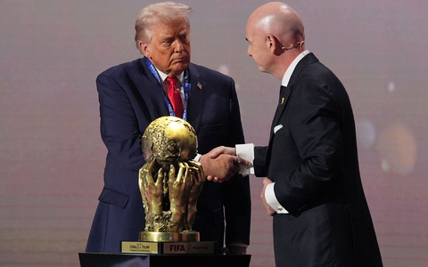 Donald Trump (l) und Gianni Infantino pflegen ein enges Verhältnis. (Archivbild) - Foto: Jacquelyn Martin/AP/dpa