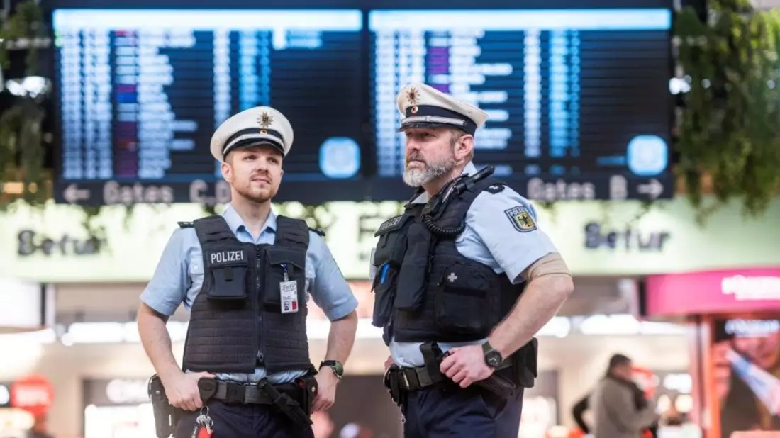 BPOL NRW: Kurz vor Abflug gestoppt - Bundespolizei vollstreckt Haftbefehl am Flughafen Köln/Bonn - Bild: presseportal.de