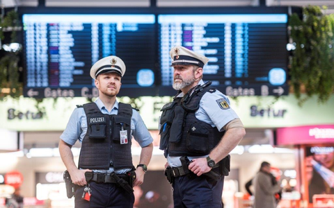 BPOL NRW: Kurz vor Abflug gestoppt - Bundespolizei vollstreckt Haftbefehl am Flughafen Köln/Bonn - Foto: presseportal.de