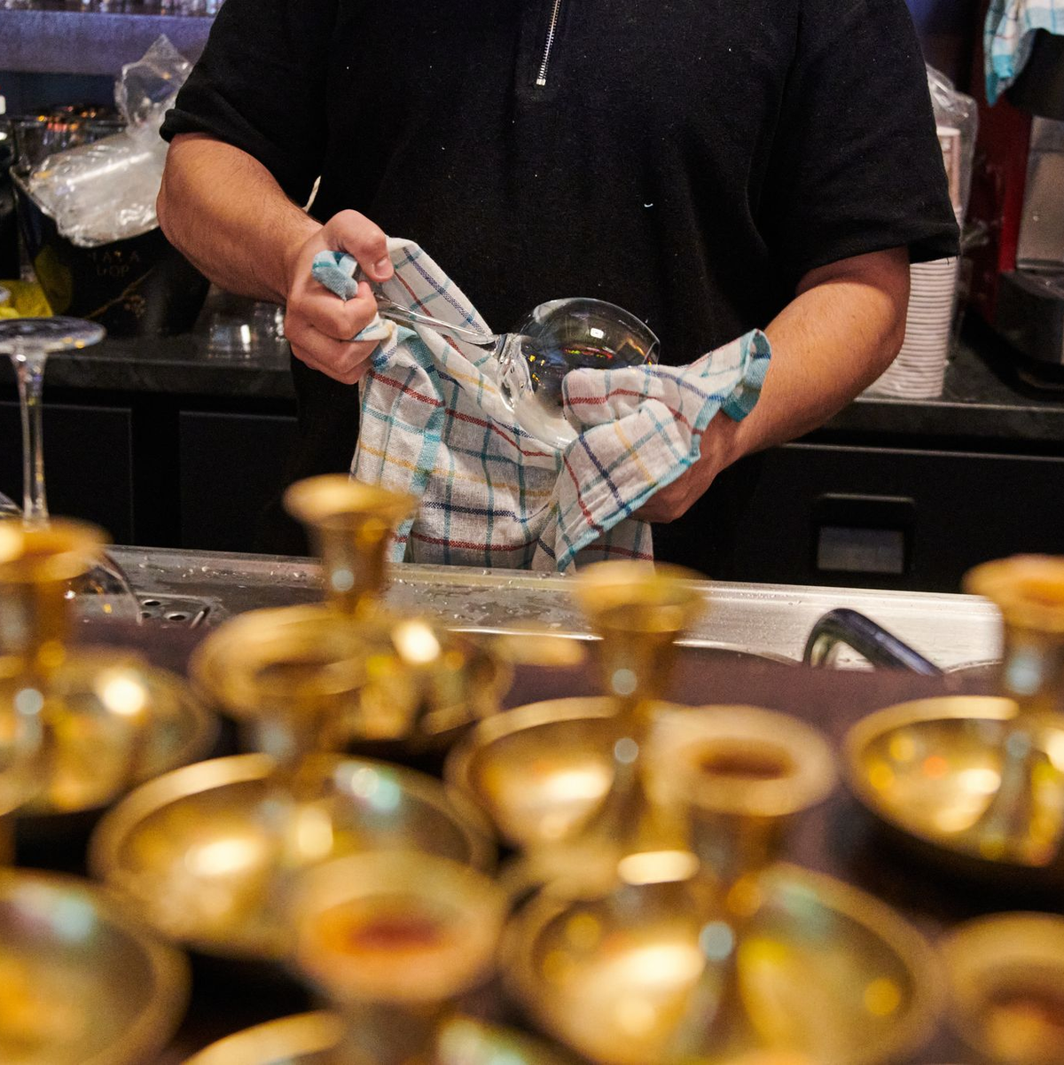 Kleines Geld statt Gold: Im Gastgewerbe arbeiten viele Beschäftigte zu niedrigen Löhnen. (Symbolfoto) - Foto: Annette Riedl/dpa