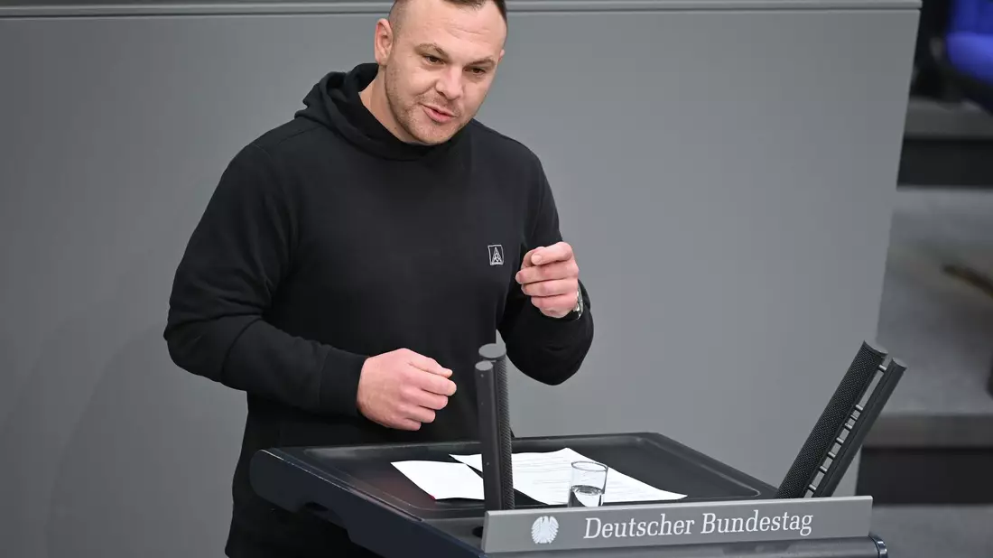 Der Linke-Politiker Cem Ince verlangt eine Erhöhung des Mindestlohns. (Archivfoto) - Bild: Katharina Kausche/dpa