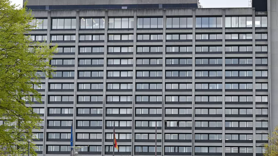 Viel Beton: Das Gebäude im Norden Frankfurts ist im Stil des Brutalismus errichtet. (Archivbild) - Bild: Arne Dedert/dpa