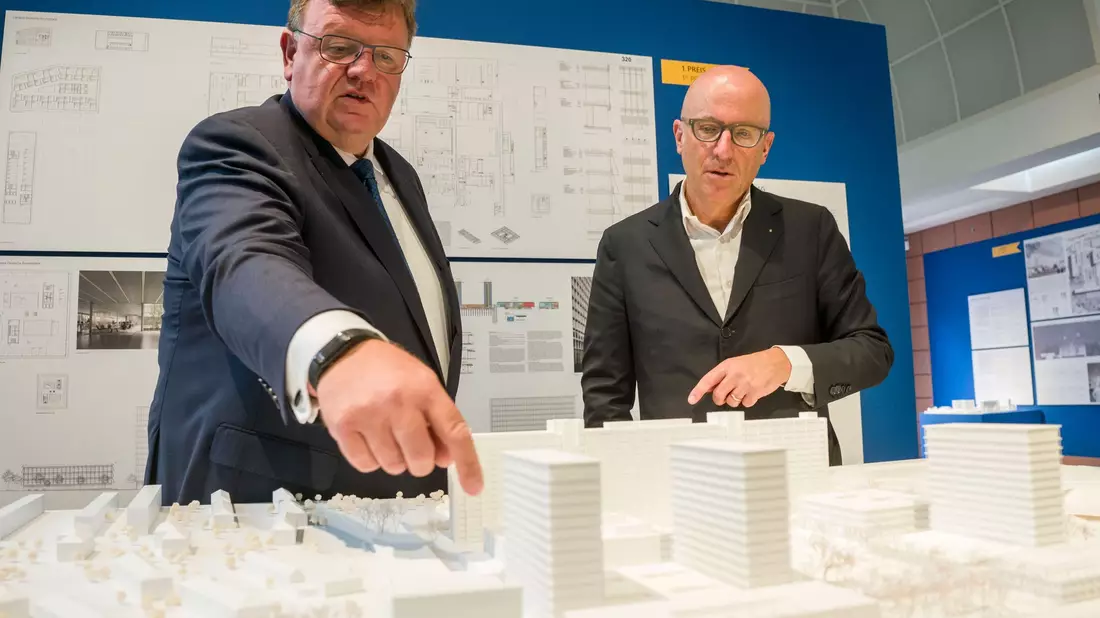 Der frühere Bundesbank-Vorstand Johannes Beermann (links) zeigt den ursprünglich geplanten Campus. (Archvbild) - Bild: Frank Rumpenhorst/dpa