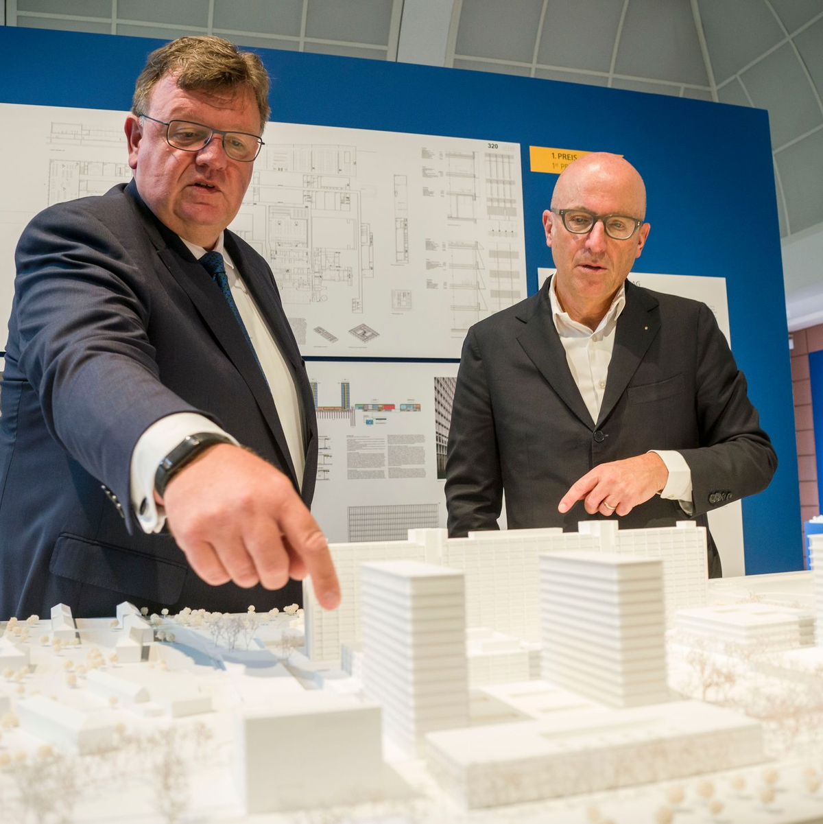 Der frühere Bundesbank-Vorstand Johannes Beermann (links) zeigt den ursprünglich geplanten Campus. (Archvbild) - Foto: Frank Rumpenhorst/dpa