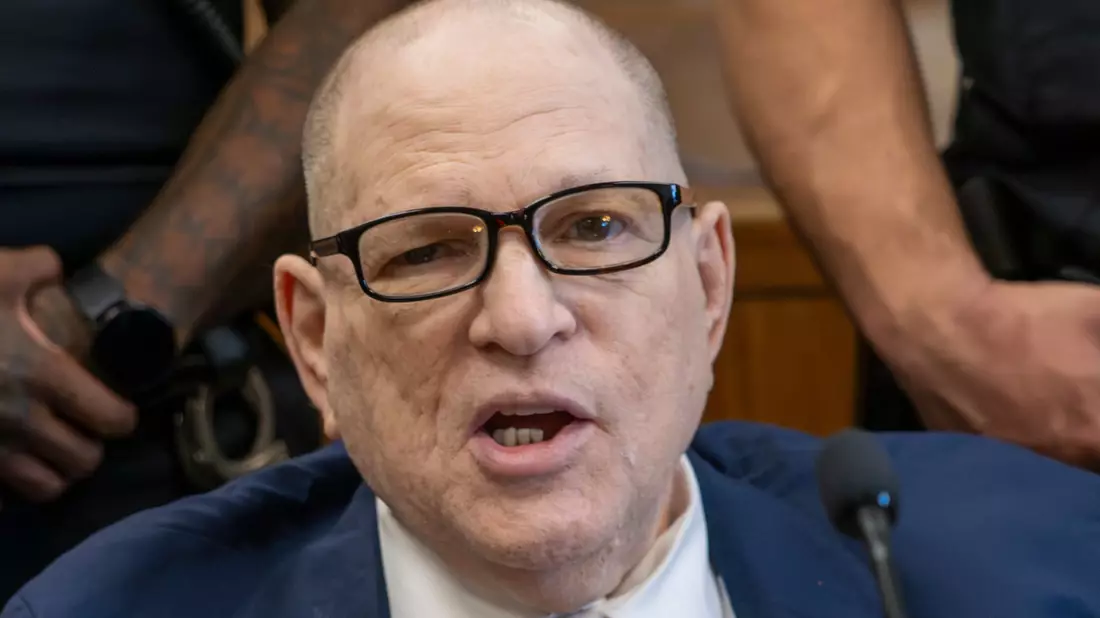 Weinstein trat zuletzt gesundheitlich angeschlagen im Rollstuhl vor Gericht auf. (Archivbild) - Bild: Steven Hirsch/Pool New York Post/AP/dpa