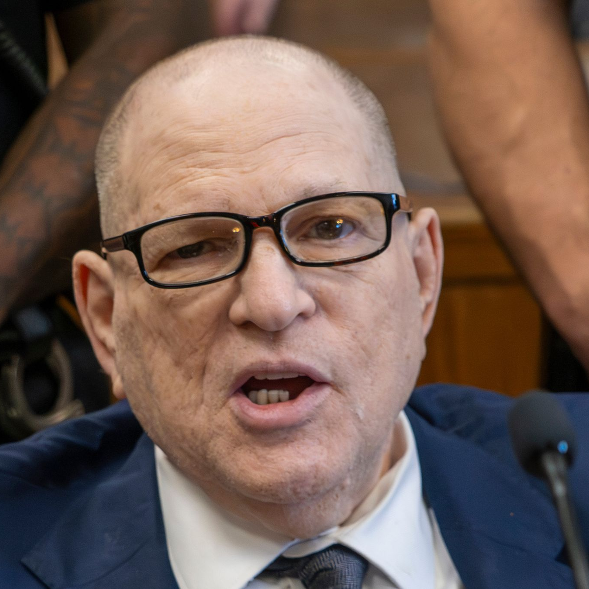 Weinstein trat zuletzt gesundheitlich angeschlagen im Rollstuhl vor Gericht auf. (Archivbild) - Foto: Steven Hirsch/Pool New York Post/AP/dpa