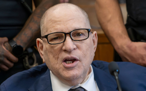 Weinstein trat zuletzt gesundheitlich angeschlagen im Rollstuhl vor Gericht auf. (Archivbild) - Foto: Steven Hirsch/Pool New York Post/AP/dpa
