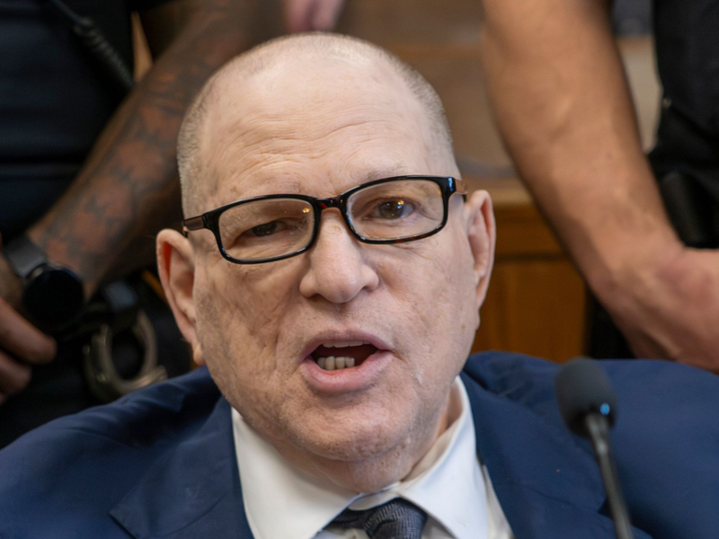 Weinstein trat zuletzt gesundheitlich angeschlagen im Rollstuhl vor Gericht auf. (Archivbild) - Foto: Steven Hirsch/Pool New York Post/AP/dpa