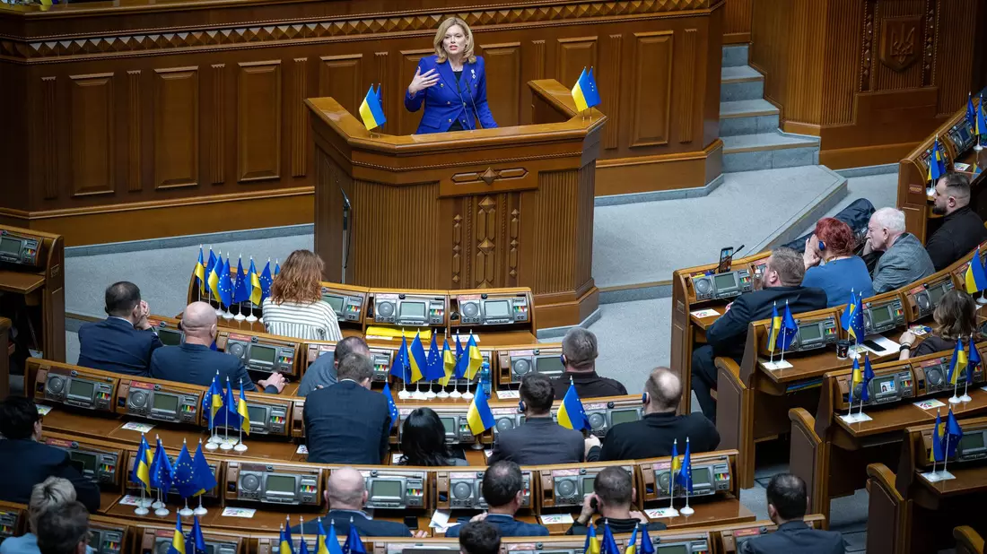 Für die Rede von Bundestagspräsidentin Julia Klöckner (CDU) gibt es Applaus von den Abgeordneten der Werchowna Rada. - Bild: Sina Schuldt/dpa
