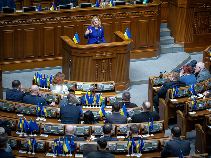 Für die Rede von Bundestagspräsidentin Julia Klöckner (CDU) gibt es Applaus von den Abgeordneten der Werchowna Rada. - Foto: Sina Schuldt/dpa