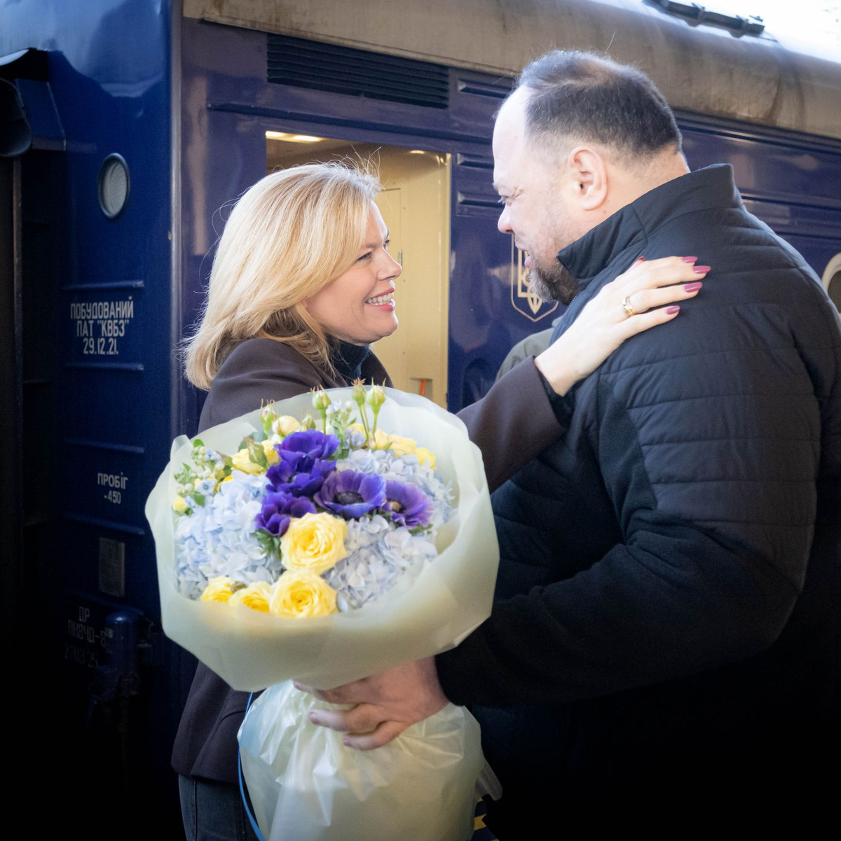 Klöckner wurde vom ukrainischen Parlamentspräsidenten Ruslan Stefantschuk am Bahnsteig in Kiew empfangen. - Foto: Sina Schuldt/dpa