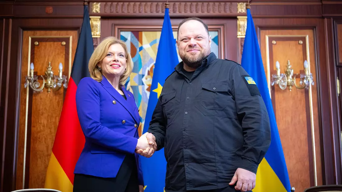 Für Julia Klöckner (CDU) - hier mit Stefantschuk - ist es der erste Besuch in der Ukraine. - Bild: Sina Schuldt/dpa