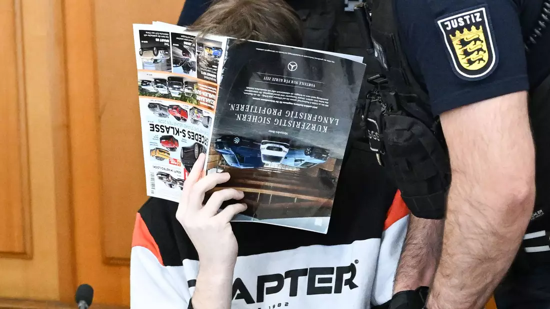 Der Angeklagte spricht vor Gericht von einem Fahrfehler. - Bild: Bernd Weißbrod/dpa