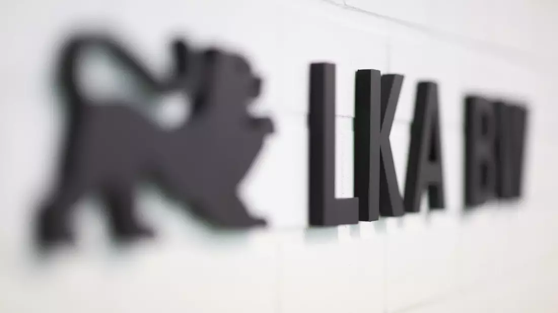 Das Landeskriminalamt Baden-Württemberg hat mit Unterstützung der örtlichen Behörden Wohnungen und Geschäftsräume durchsucht. (Archivbild) - Bild: Marijan Murat/dpa