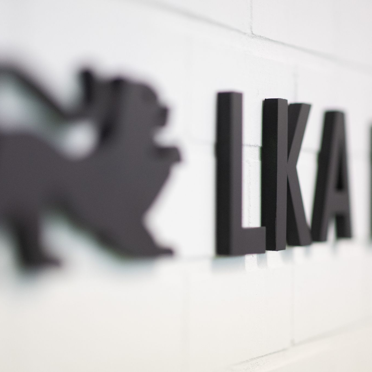 Das Landeskriminalamt Baden-Württemberg hat mit Unterstützung der örtlichen Behörden Wohnungen und Geschäftsräume durchsucht. (Archivbild) - Foto: Marijan Murat/dpa