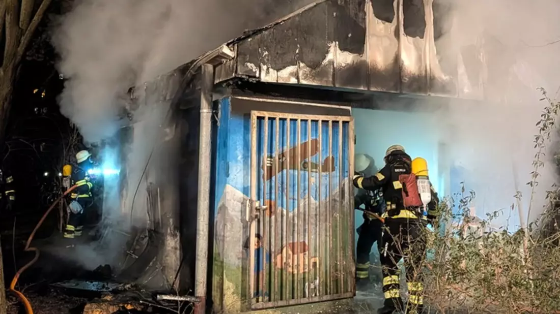 FW-M: Mülltonnenhäuschen in Brand (Obergiesing) - Bild: presseportal.de