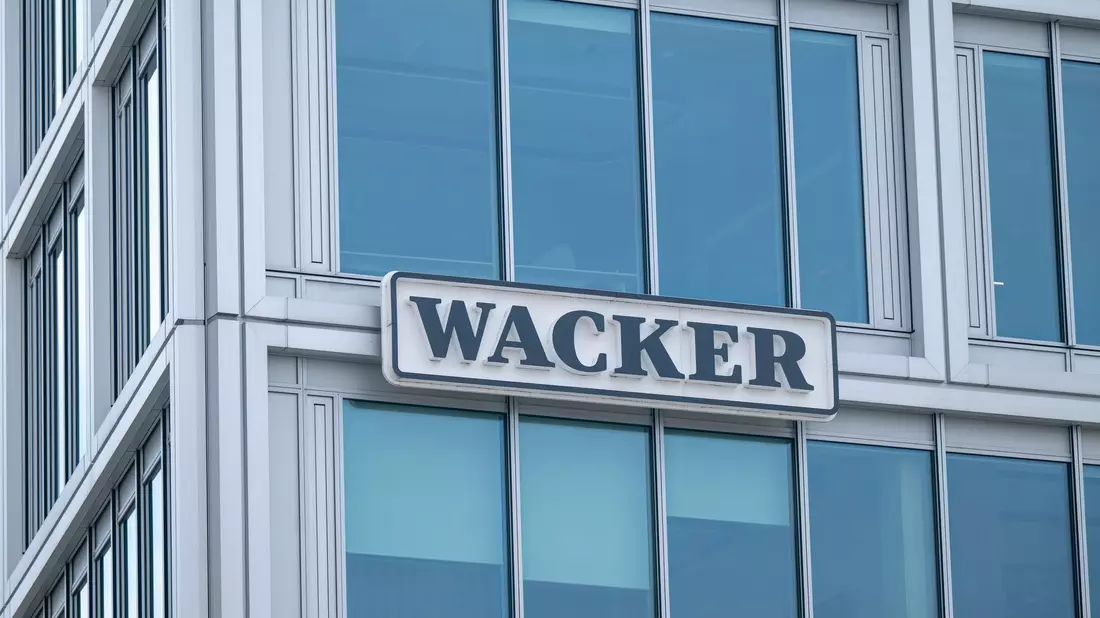 Das Wacker-Hauptgebäude in München. Der Chemiekonzern ist in der schwierigsten Lage seit Jahrzehnten. (Archivbild) - Bild: Peter Kneffel/dpa