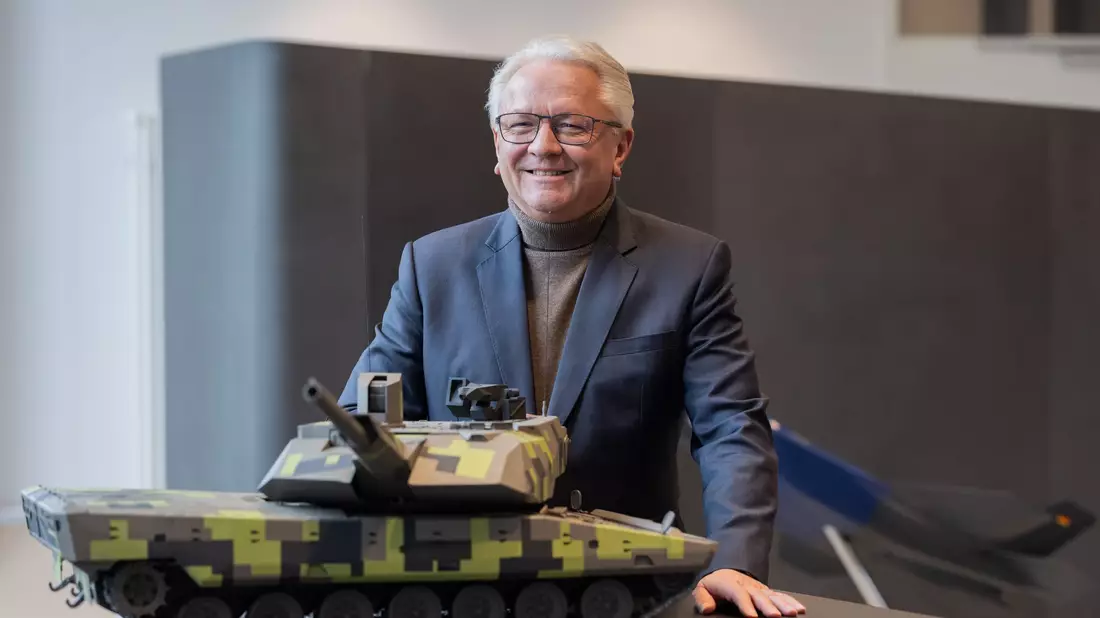 Ein Modell des Kampfpanzers Panther, den Rheinmetall in Italien baut und erste Exemplare 2028 ausliefern möchte.  - Bild: Rolf Vennenbernd/dpa
