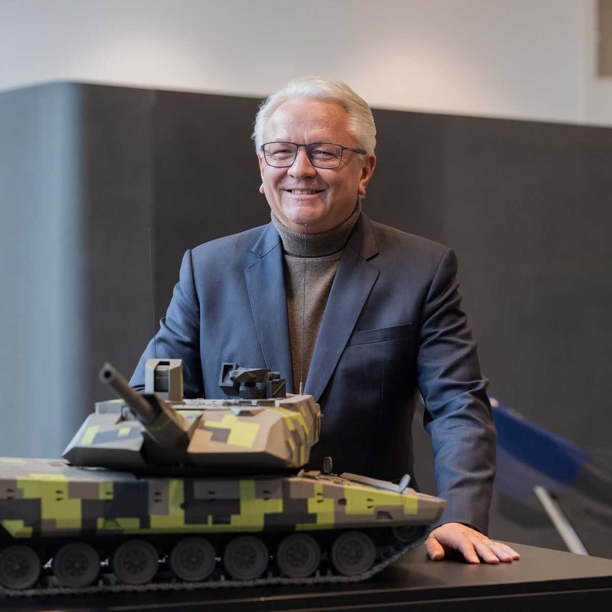 Ein Modell des Kampfpanzers Panther, den Rheinmetall in Italien baut und erste Exemplare 2028 ausliefern möchte.  - Foto: Rolf Vennenbernd/dpa