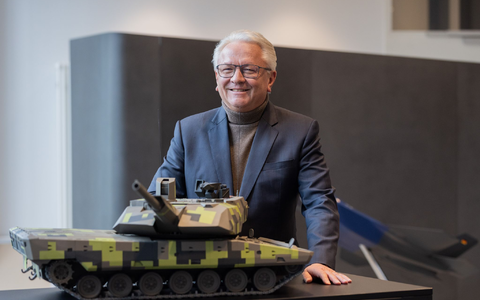 Ein Modell des Kampfpanzers Panther, den Rheinmetall in Italien baut und erste Exemplare 2028 ausliefern möchte.  - Foto: Rolf Vennenbernd/dpa