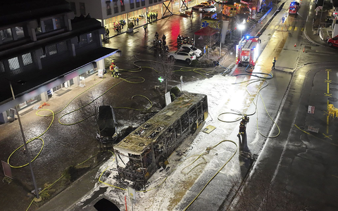 Der Bus brannte völlig aus. - Foto: --/KANTONSPOLIZEI FREIBURG/dpa