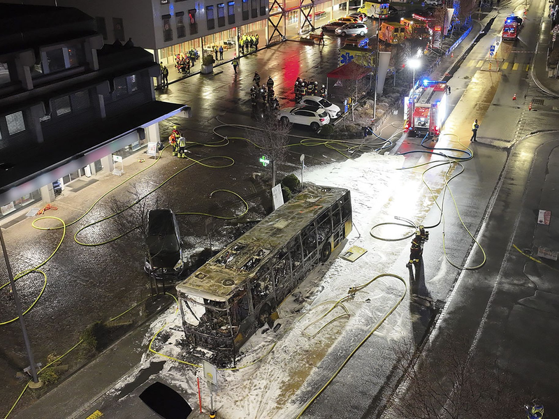 Der Bus brannte völlig aus. - Foto: --/KANTONSPOLIZEI FREIBURG/dpa