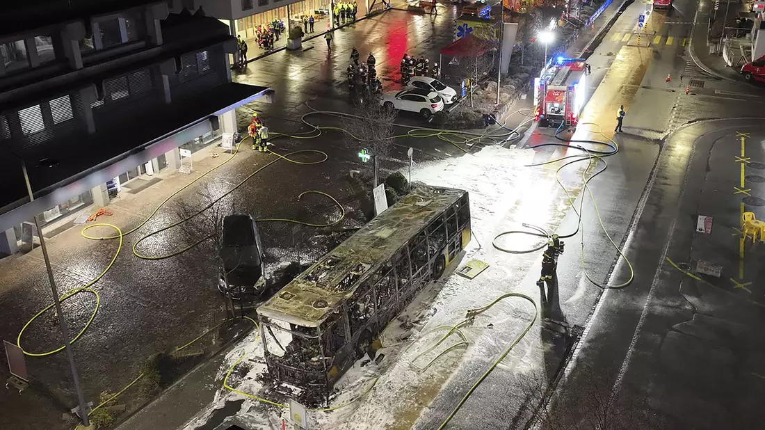 Der Bus brannte völlig aus. - Bild: --/KANTONSPOLIZEI FREIBURG/dpa
