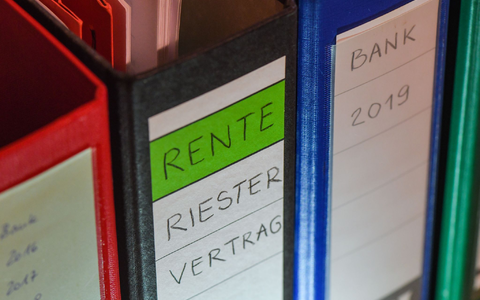 Riester-Renten stehen wegen hoher Kosten schon lange in der Kritik, nun zeigen neue Zahlen die Schwachstellen - Foto: Patrick Pleul/dpa-Zentralbild/dpa