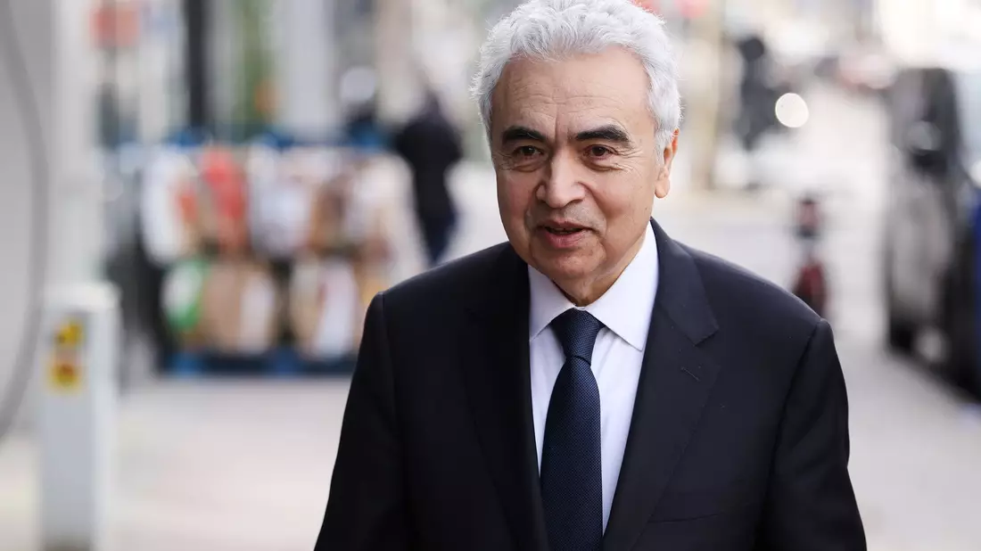Die IEA hat bereits fünfmal gemeinsam Öl aus Notreserven freigegeben. (Archivbild) - Bild: Omar Havana/AP/dpa