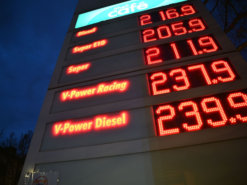 Die Bundesregierung will wegen der steigenden Spritpreise eingreifen.  - Foto: Katharina Kausche/dpa