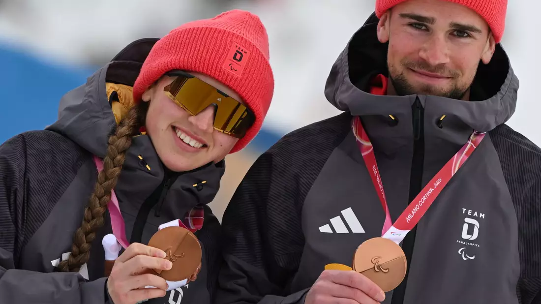 Leonie Walter und Guide Christian Krasman jubeln über Bronze.  - Bild: Martin Schutt/dpa
