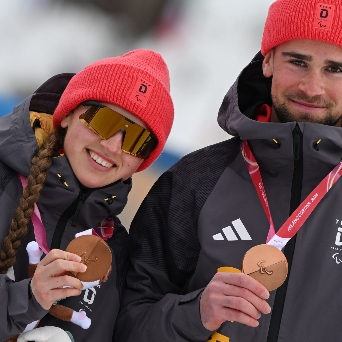 Leonie Walter und Guide Christian Krasman jubeln über Bronze.  - Foto: Martin Schutt/dpa