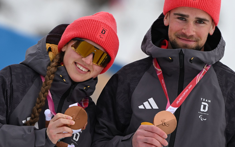 Leonie Walter und Guide Christian Krasman jubeln über Bronze.  - Foto: Martin Schutt/dpa