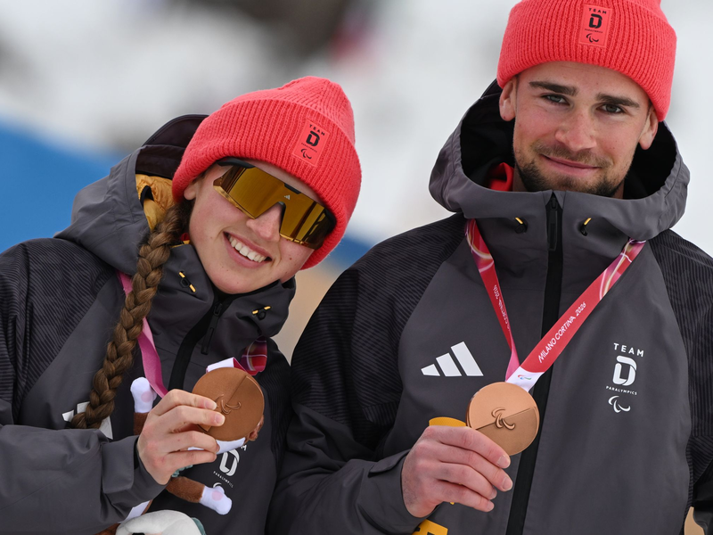 Leonie Walter und Guide Christian Krasman jubeln über Bronze.  - Foto: Martin Schutt/dpa
