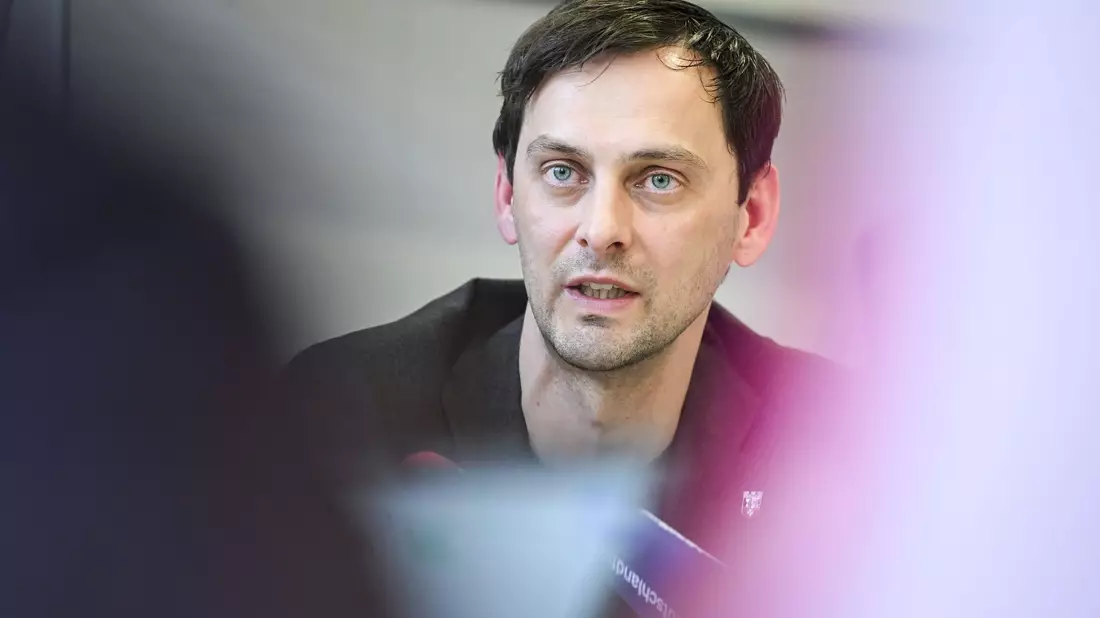Für Neuköllns Bezirksbürgermeister Martin Hikel braucht es eine interne Überprüfung der Strukturen und Abläufe im Jugendamt. (Archivbild)  - Bild: Jens Kalaene/dpa