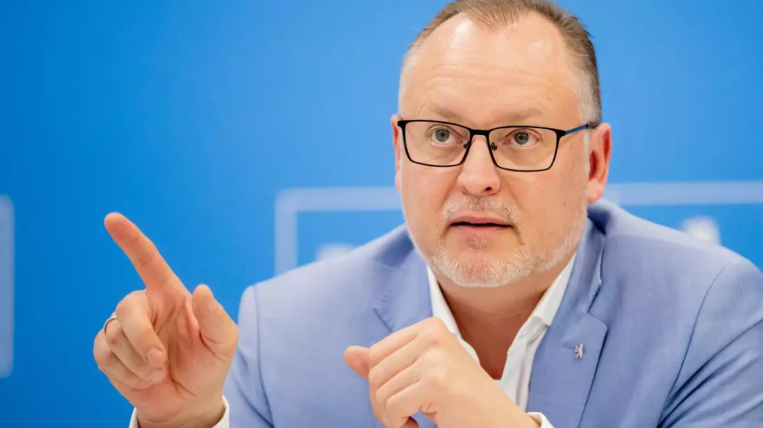 Falko Liecke (CDU), Staatssekretär für Jugend und Familie, äußerte den Verdacht, dass der Vorfall aus politischen Gründen nicht gemeldet wurde. (Archivbild)  - Bild: Christoph Soeder/dpa