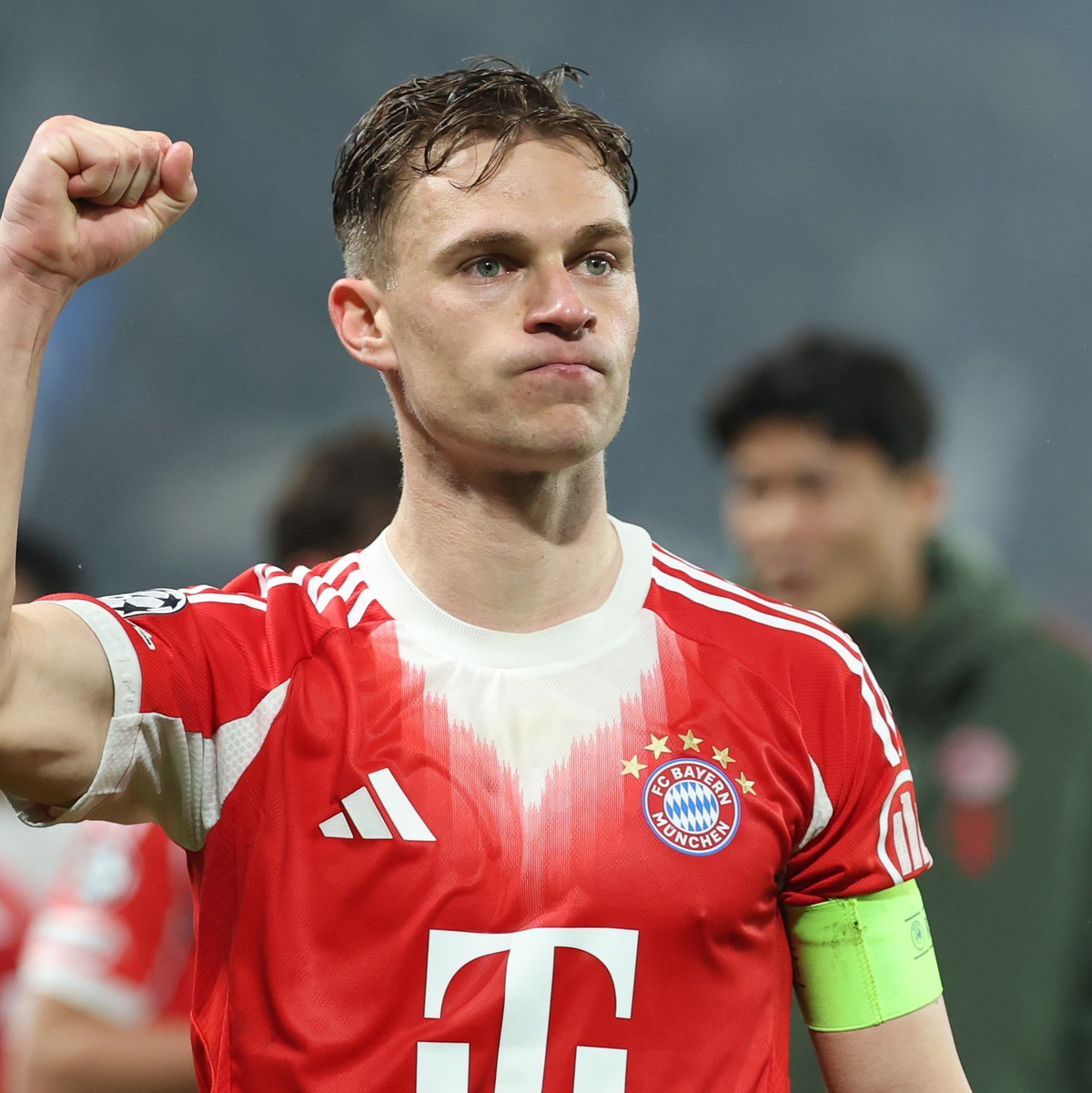 Kimmich feiert den Sieg - und fehlt im Rückspiel gesperrt. - Foto: Jan Woitas/dpa