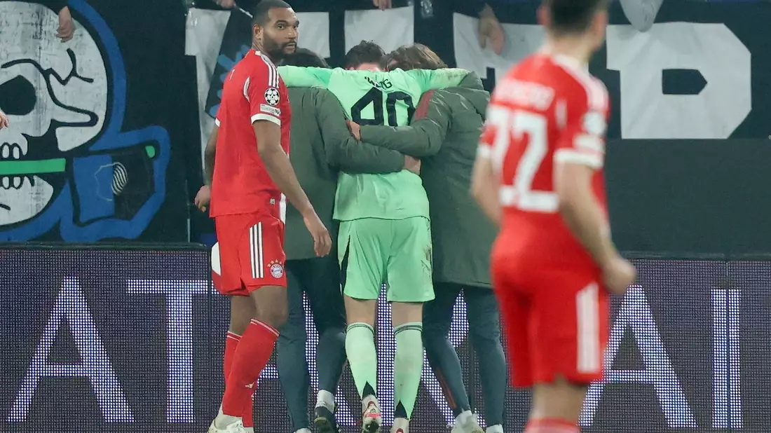 Bayern-Torwart Urbig (M) musste nach dem Spiel zur Untersuchung ins Krankenhaus. - Bild: Jan Woitas/dpa